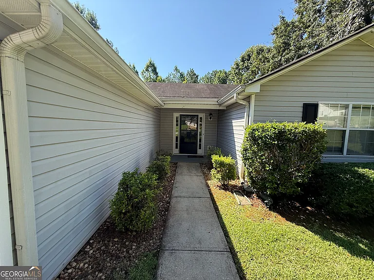 140 Trinity Dr — Photo 2