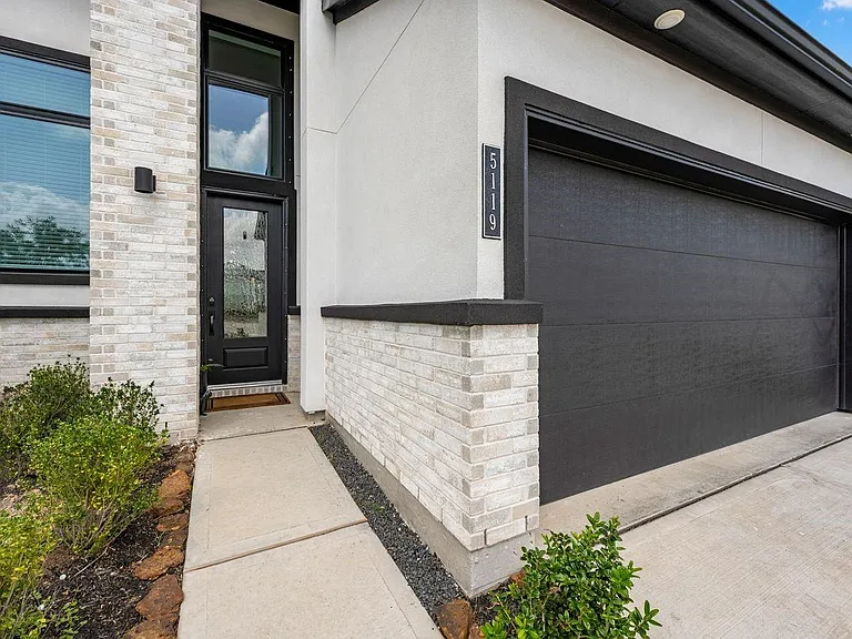 5119 Murillo Dr — Photo 2