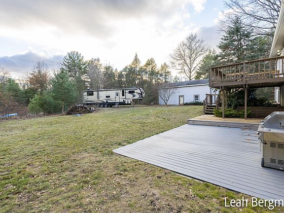 4th image of 15018 Rich St