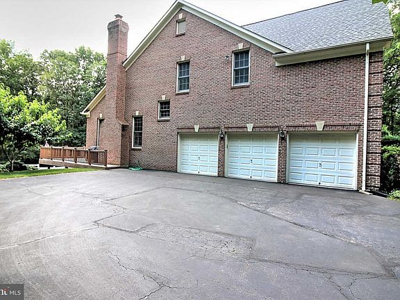 2nd image of 10121 Community Ln