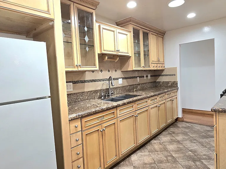 700 E Angeleno Ave — Photo 4