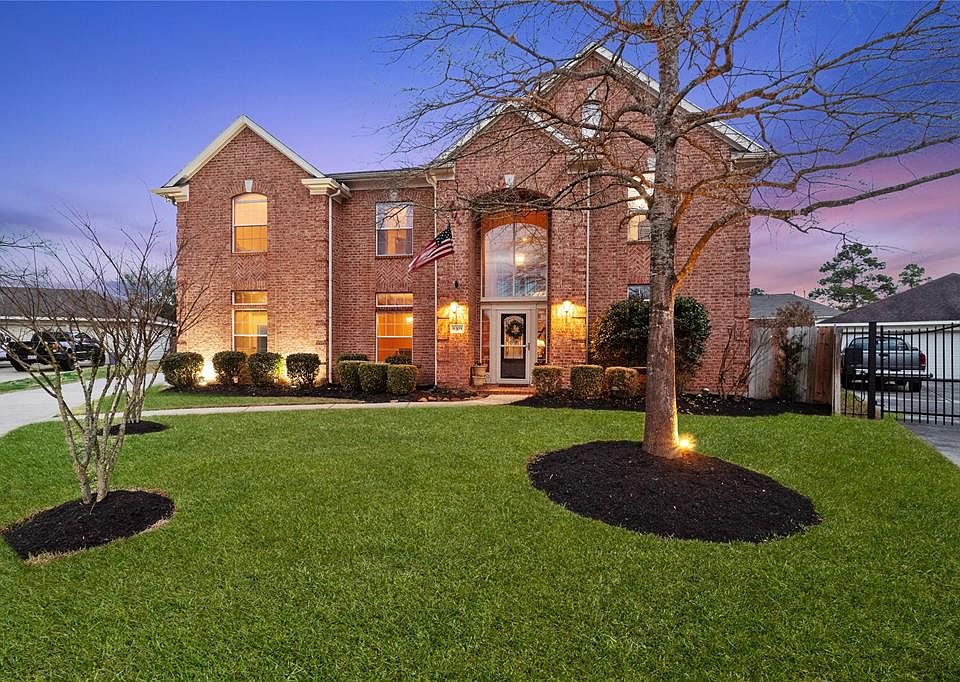 Welcome to 6303 Auburn Terrace Court located in the lovely neighborhood of Auburn Lakes. Centrally located close to restaurants and shopping in The Woodlands with easy access to Grand Parkway and I-45.