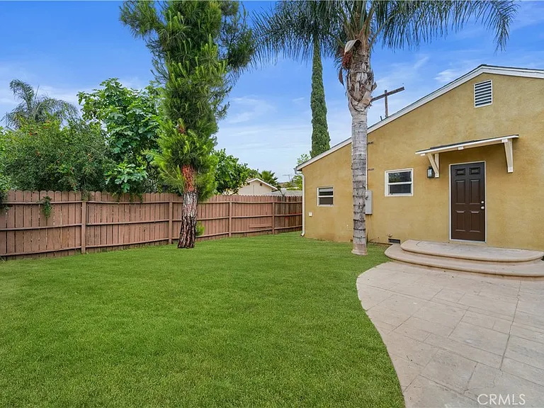7620 Variel Ave — Photo 5