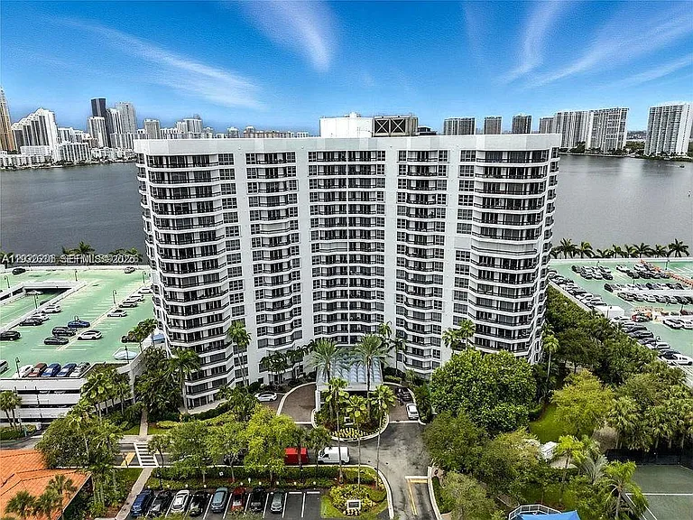 3600 Mystic Pointe Dr #808 — Photo 13