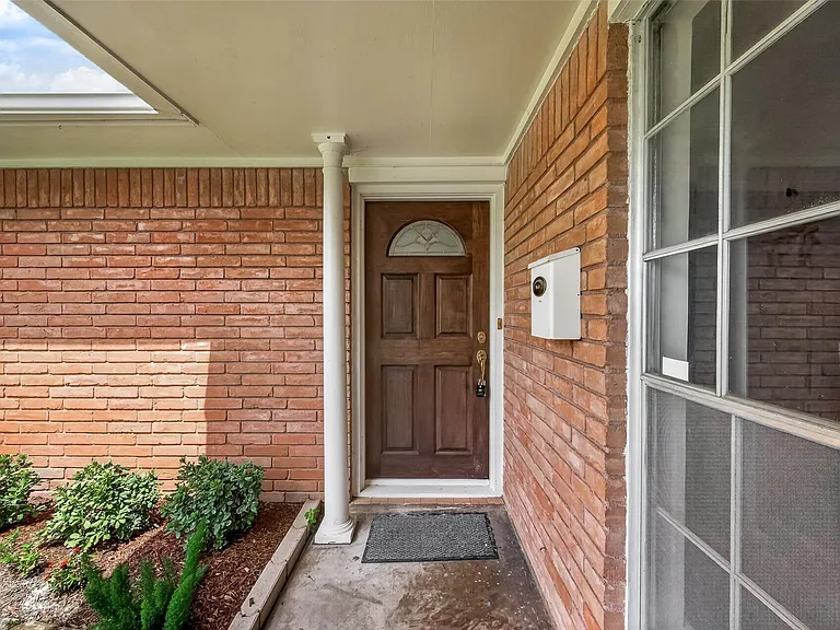6727 Grovewood Ln — Photo 3