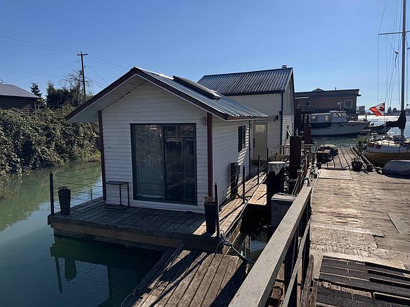 4th image of 4515 River Rd W #1FH