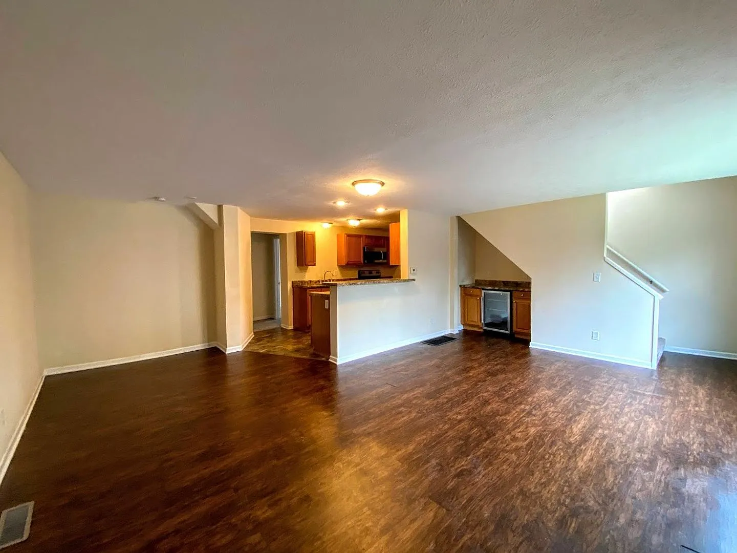 **Available August 2027** 5 Bed 2 Bath House Downtown — Photo 4