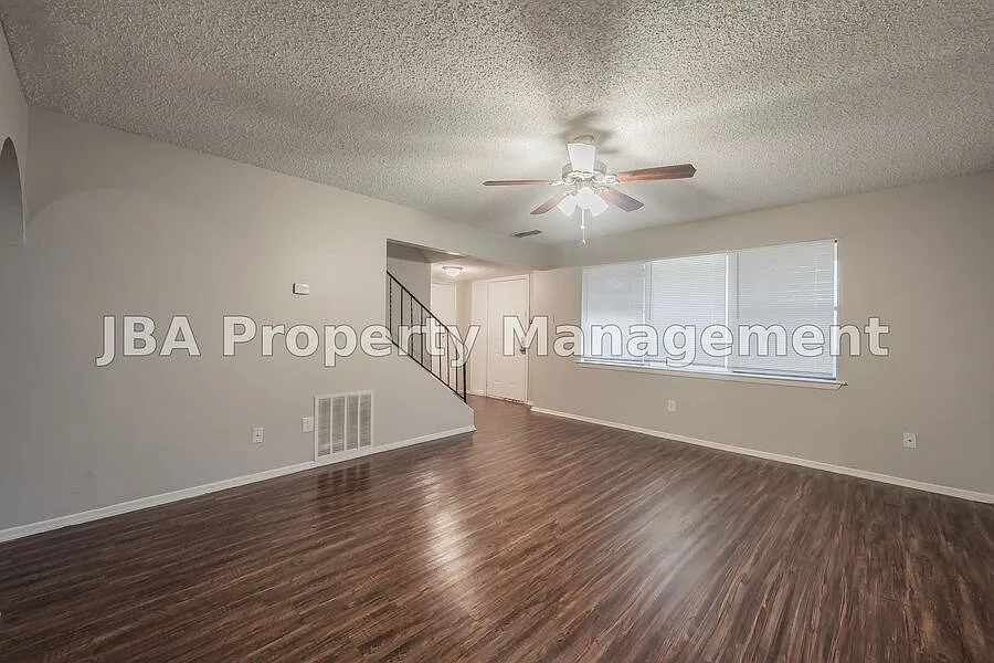 Spacious Townhome!! — Photo 2