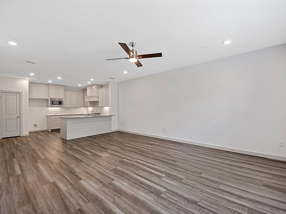 4th image of 2718 Parkview Pl