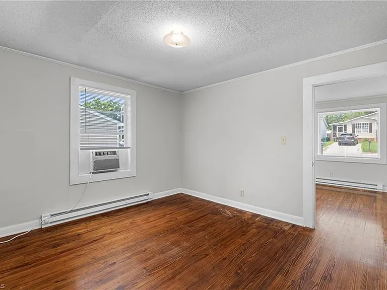 114 Charles Ave — Photo 10