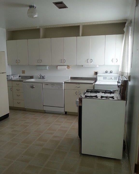 2nd image of 1308 Stanford Way
