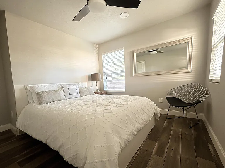 Cozy guest bedroom adjacent to 2nd bathroom