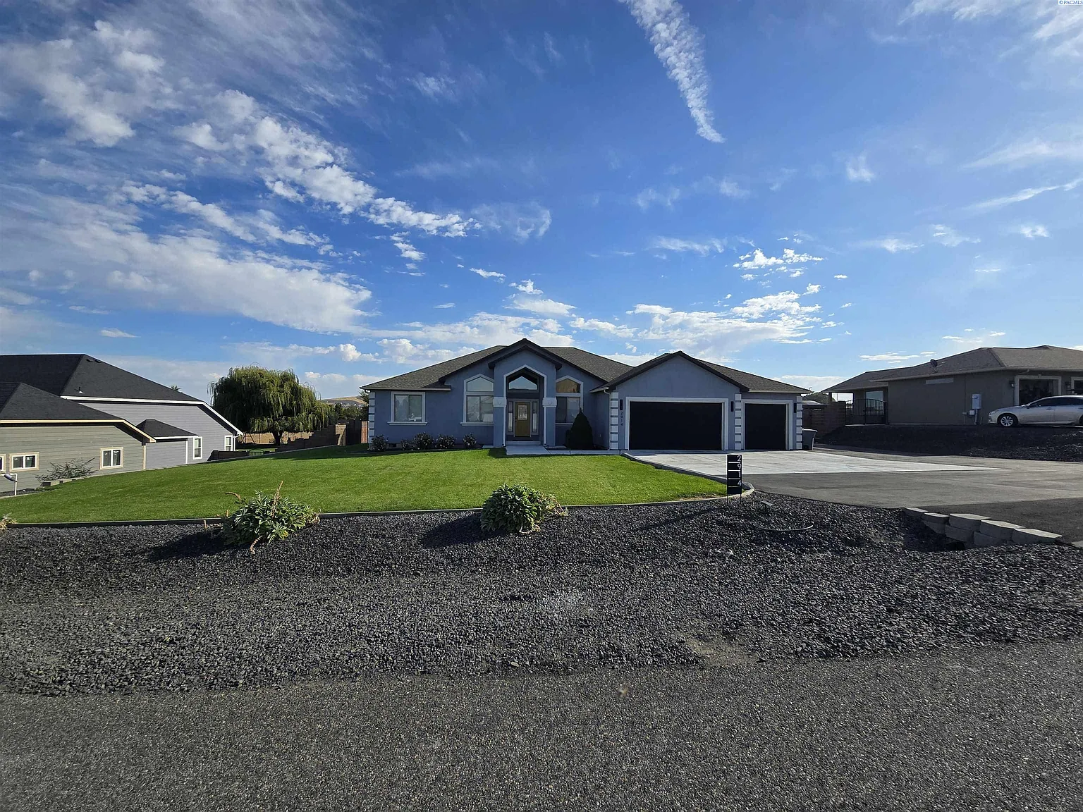 4 bed, 2.5 bath, 2229 sqft, $3,995 — Photo 1
