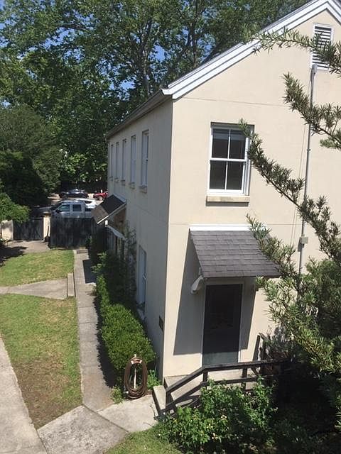 Stand alone building in courtyard. Apt upstairs