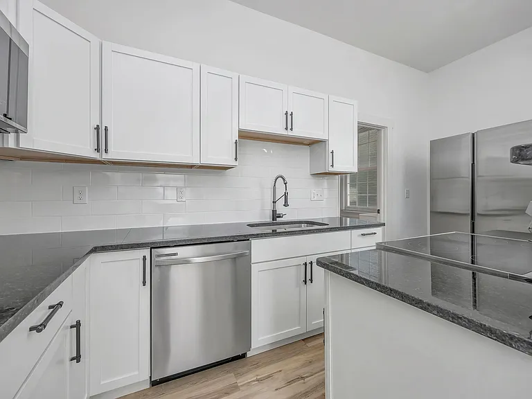 636 Watkins St #1 — Photo 7