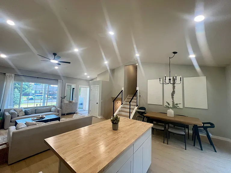 2093 E Greenleaf Ln — Photo 8