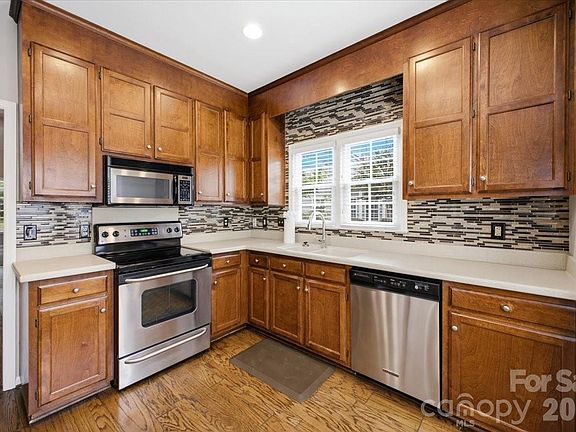3rd image of 5909 Fitzwilliams Ln