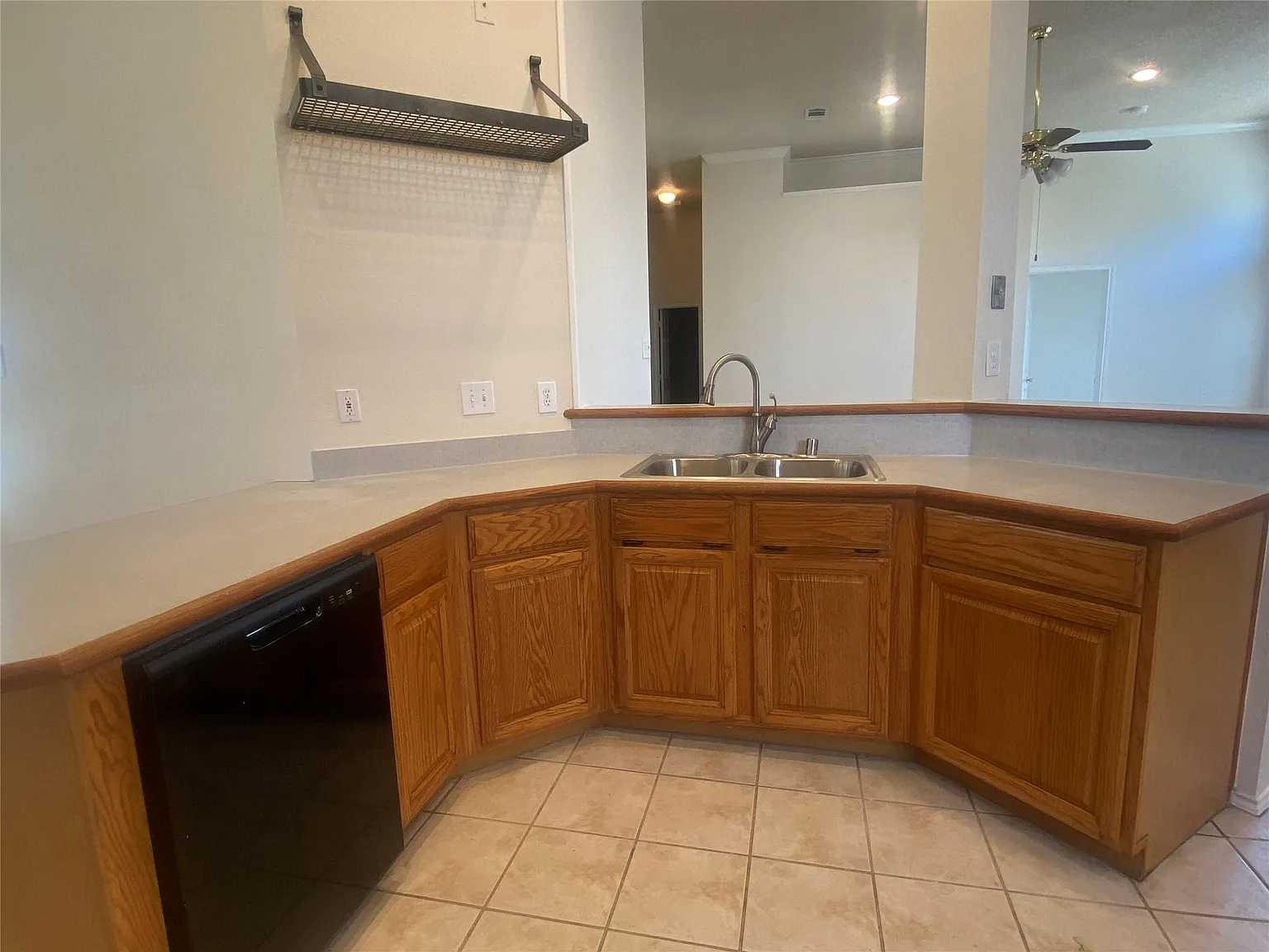 3 bed, 2.0 bath, 1753 sqft, $2,295 — Photo 4
