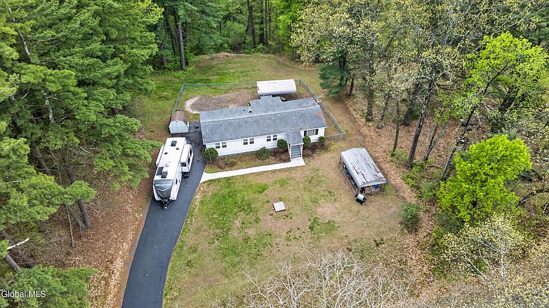 5th image of 733 Pine Woods Road