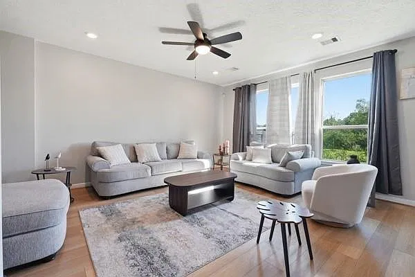 3 bed, 2.5 bath, 2400 sqft, $3,500 — Photo 4
