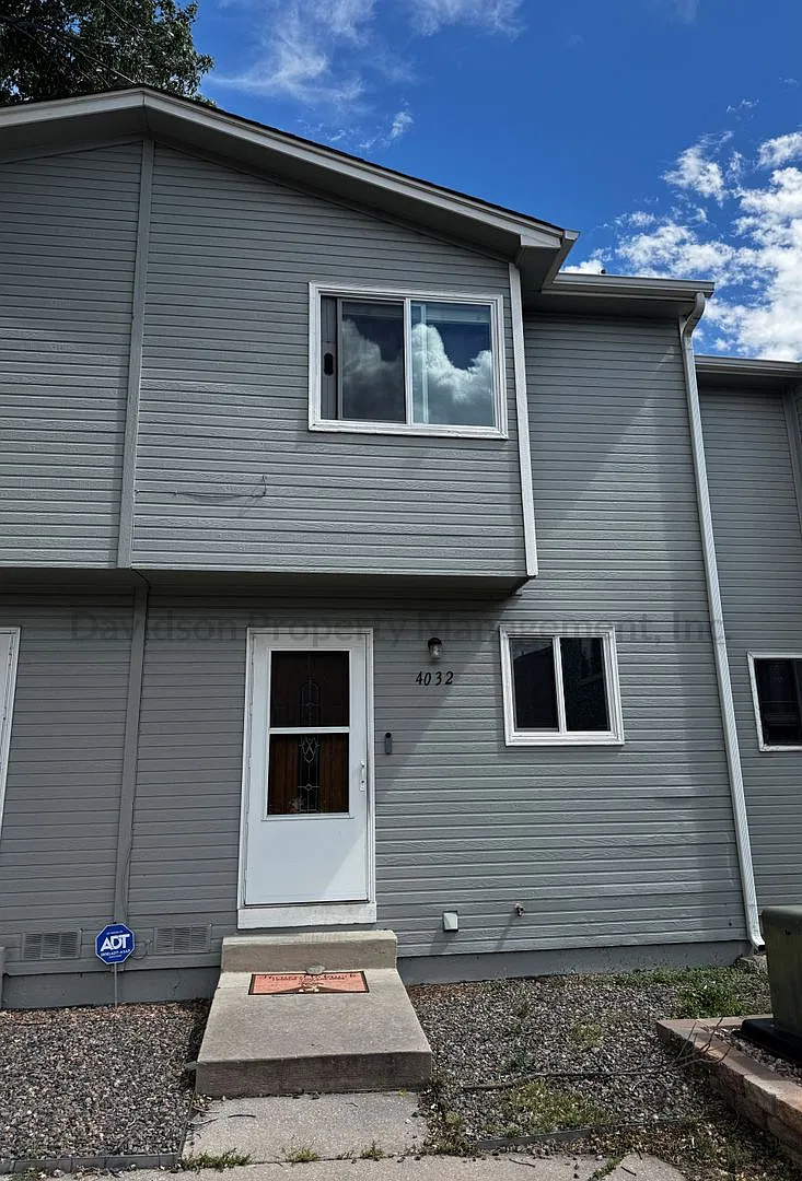 Cozy Updated 2 Bedroom Townhouse Near UCCS — Photo 1