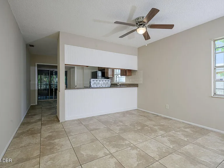 927 E Millard Ct — Photo 7