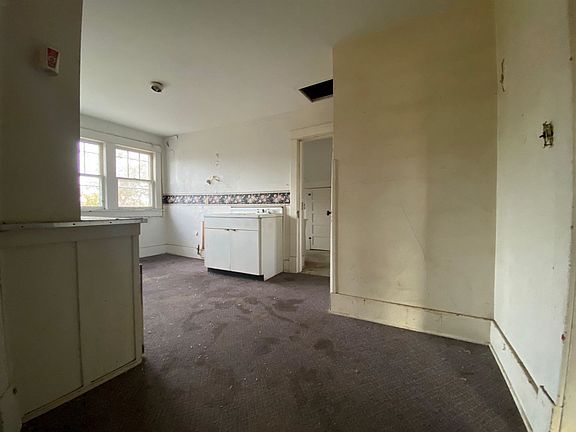 5th image of 400 E 5th Ave