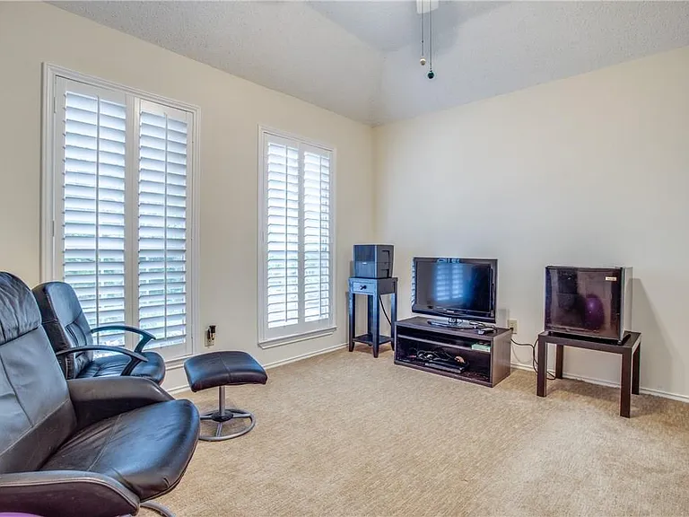 1405 Newbury Ln — Photo 24