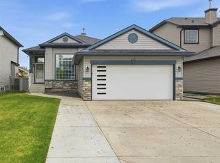 209 W Oakmere Close, Chestermere, AB T1X1L1