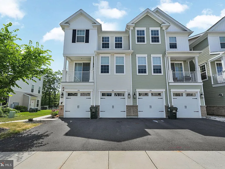 228 Park Ln — Photo 1