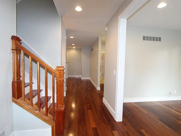 1090 Oakwood Dr — Photo 4