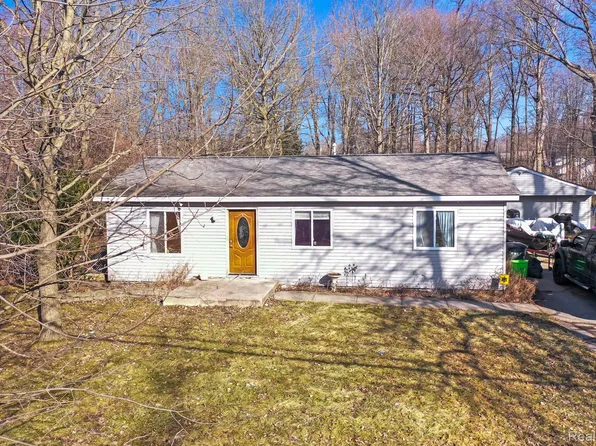 3928 Fruit St, Algonac, MI 48001