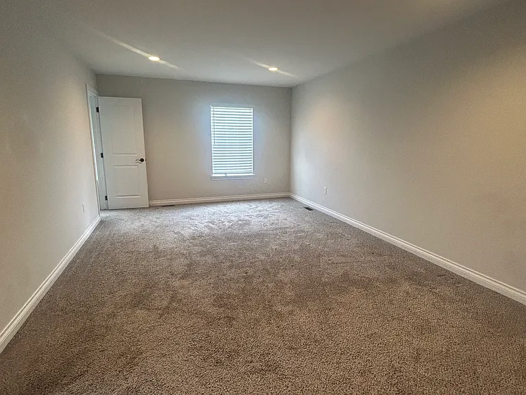 2323 E Maple Rd — Photo 11