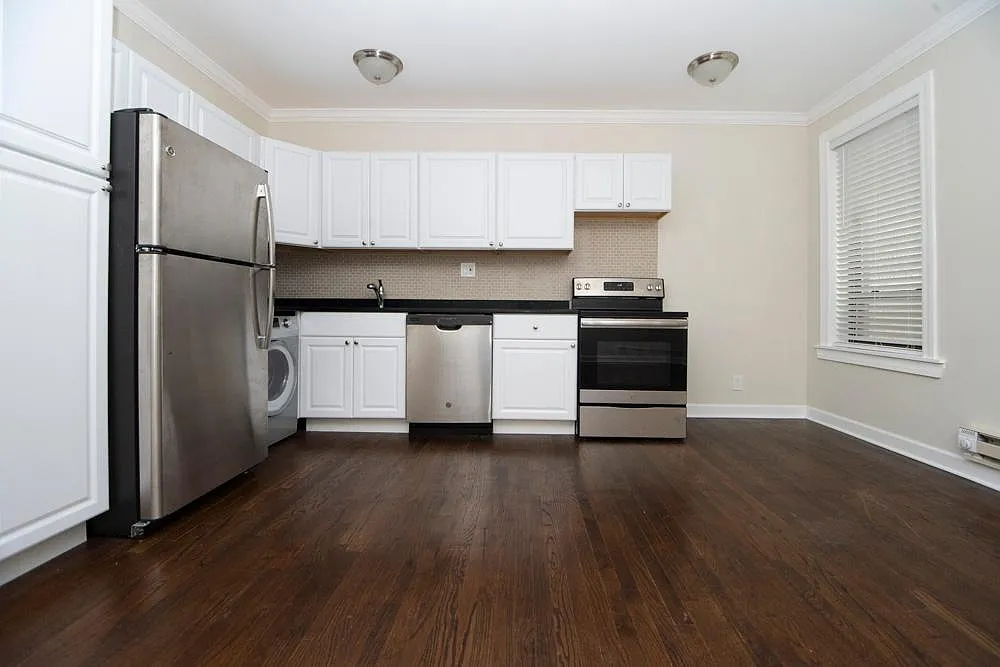 Building Photo - 3345 N Marshfield Ave #308