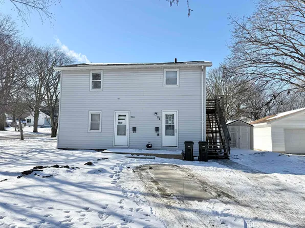 721 Olive St, Cedar Falls, IA 50613