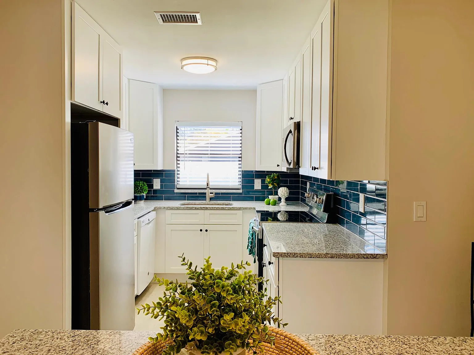 3 bed, 1100 sqft, $3,300 — Photo 4