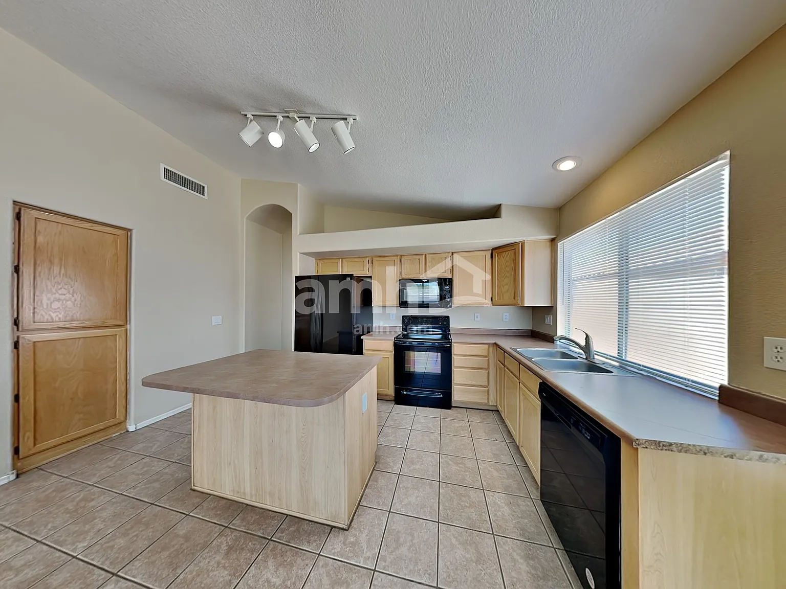 3 bed, 2.0 bath, 1667 sqft, $2,040 — Photo 3