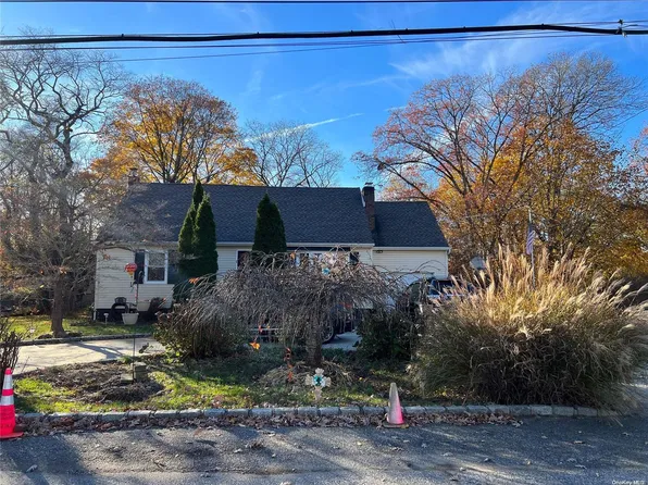 30 Dow Street, Central Islip, NY 11722