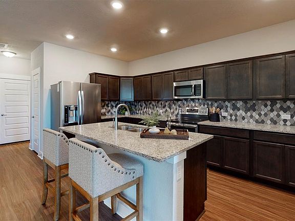 4th image of 2429 Chinook Way