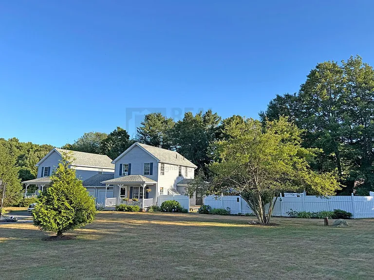 4 Robin Ln — Photo 1
