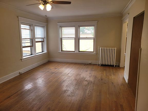 4th image of 1318 N Van Buren St #10