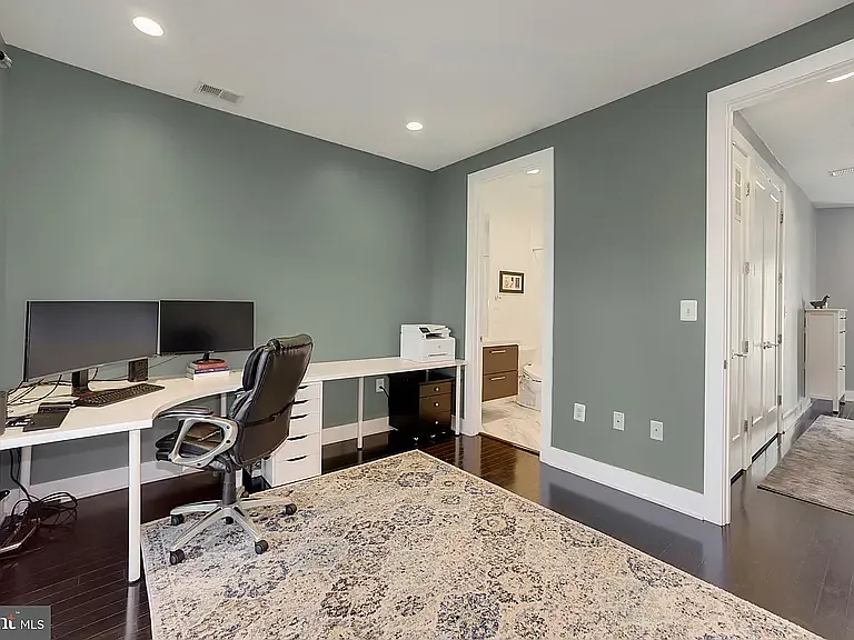 1030 Perry St NE — Photo 3