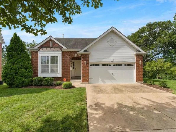 8942 Hilltop Manor Dr, Saint Louis, MO 63132