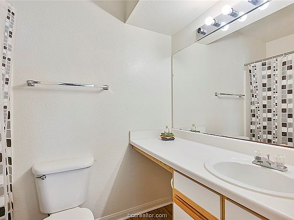 5th image of 529 Southwest Pkwy APT 202