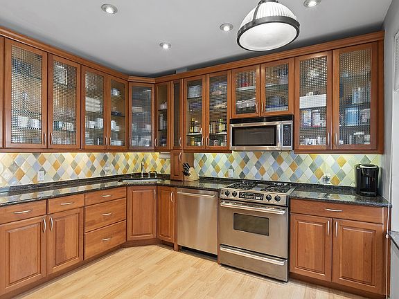 3rd image of 325 E 80th St APT 5G