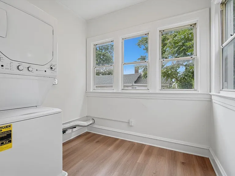 312 E Locust St #4 — Photo 10