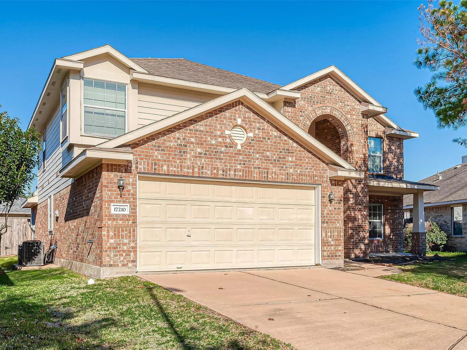4 bed, 2.5 bath, 2766 sqft, $2,500 — Photo 3