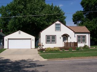 805 4th St, Grundy Center, IA 50638