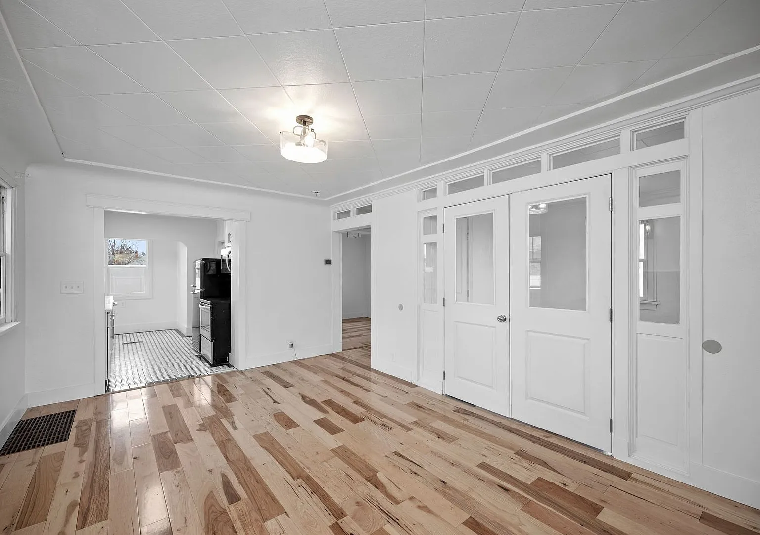 Remodeled 3BR/2BA Brick Bungalow - Fireplace, Finished Basement & Garage — Photo 3