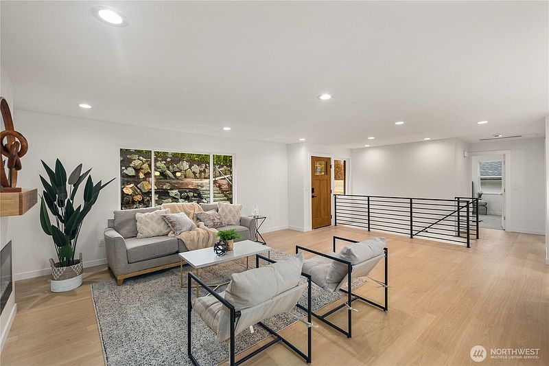 5th image of 2518 36th Avenue W